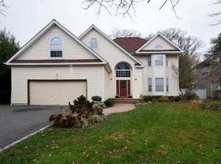 22 Wendy Rd, Syosset, NY 11791