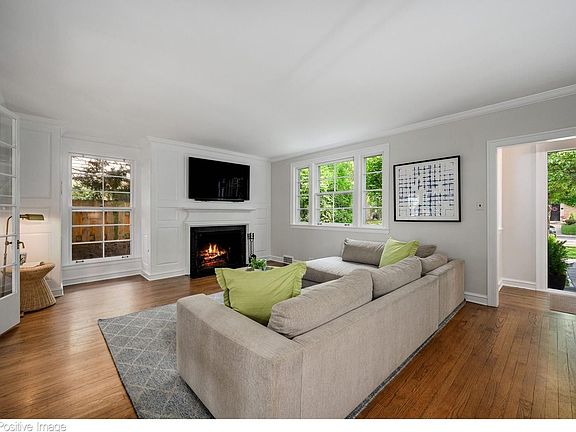 3rd image of 2237 Greenwood Ave