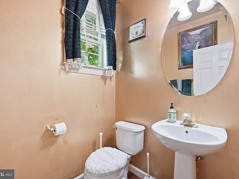 1072 Safa St — Photo 23