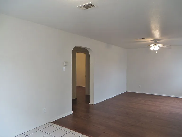 2216A Katy Ln — Photo 2