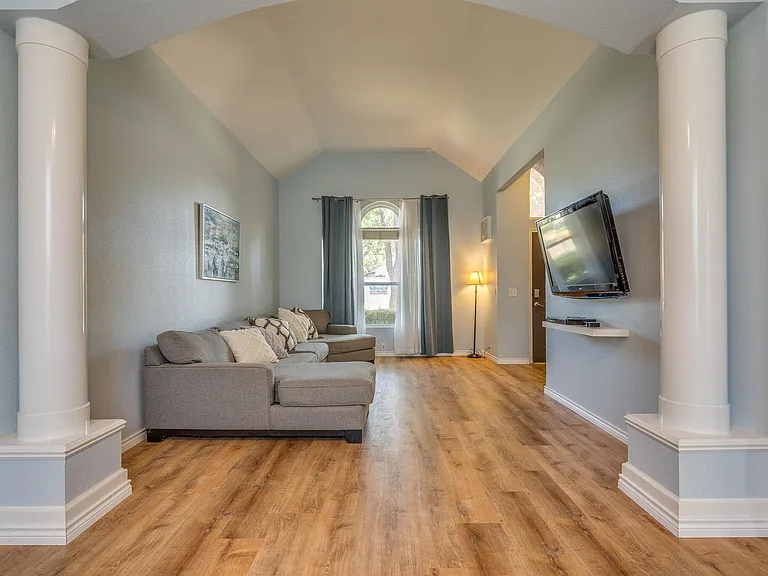 1605 Highdale Ct — Photo 8