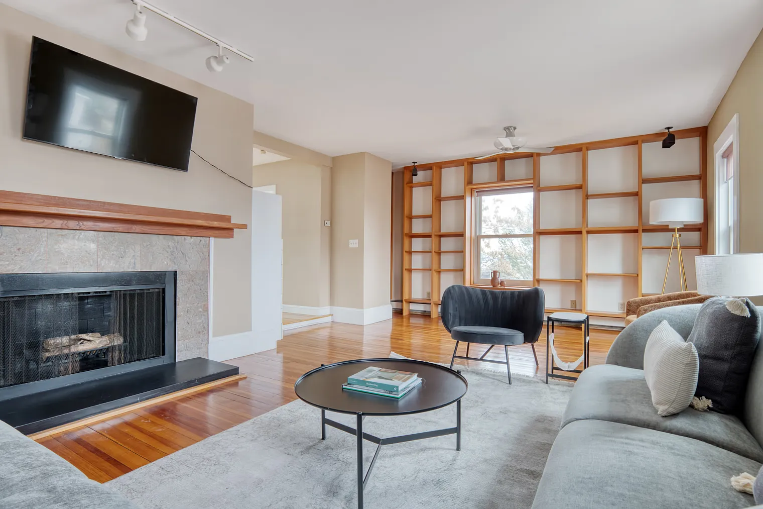 3 bed, 2.5 bath, 2400 sqft, $6,400 — Photo 2
