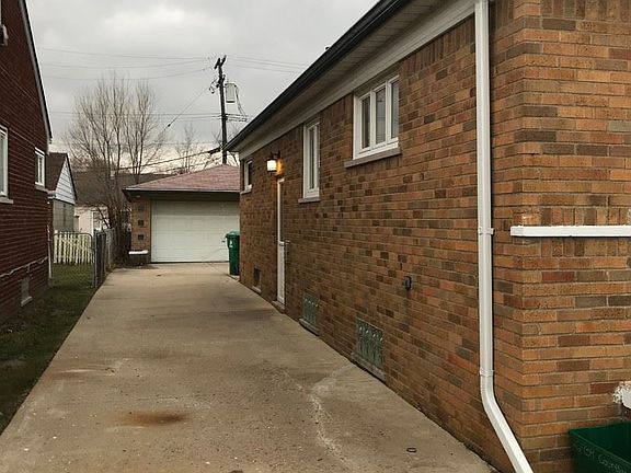 3rd image of 22739 Courtland Ave