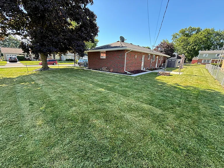 326 Pepperton Dr — Photo 3