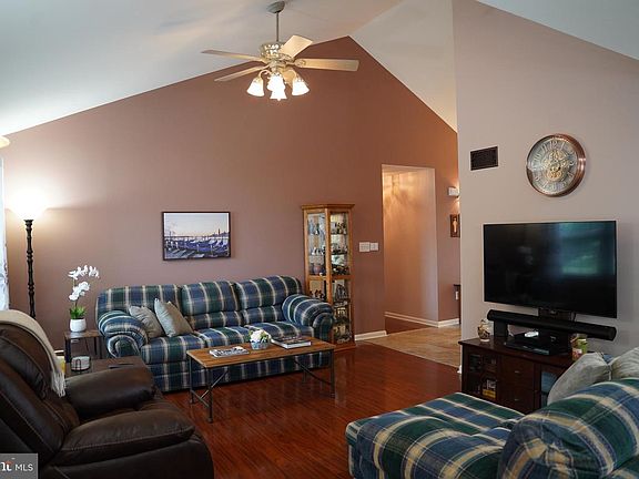 3rd image of 97 Hastings Dr