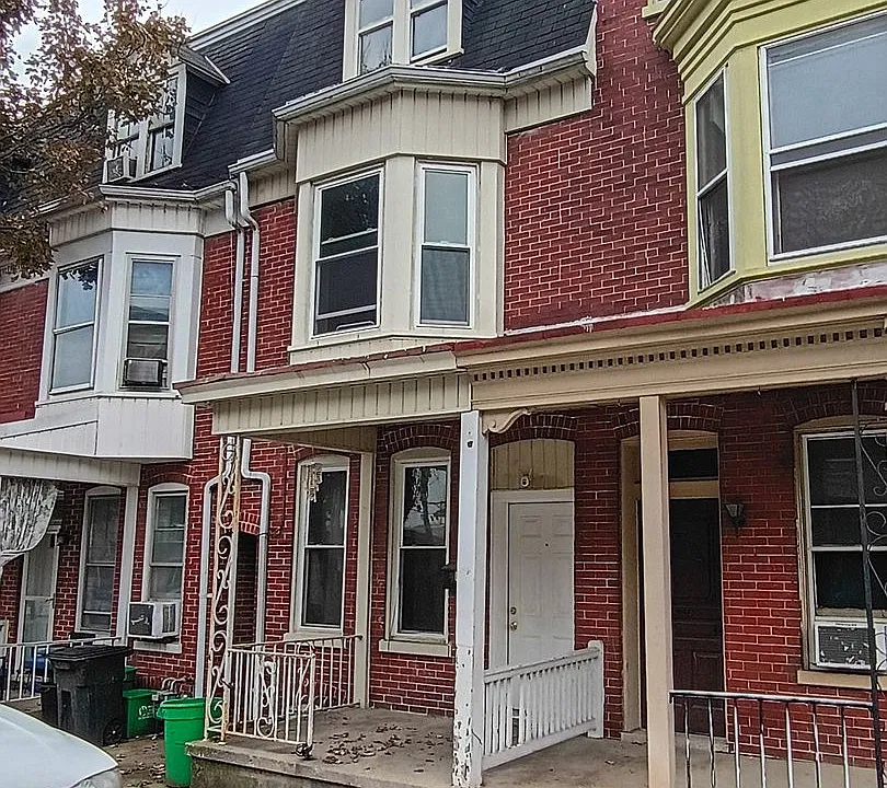 718 W Locust St