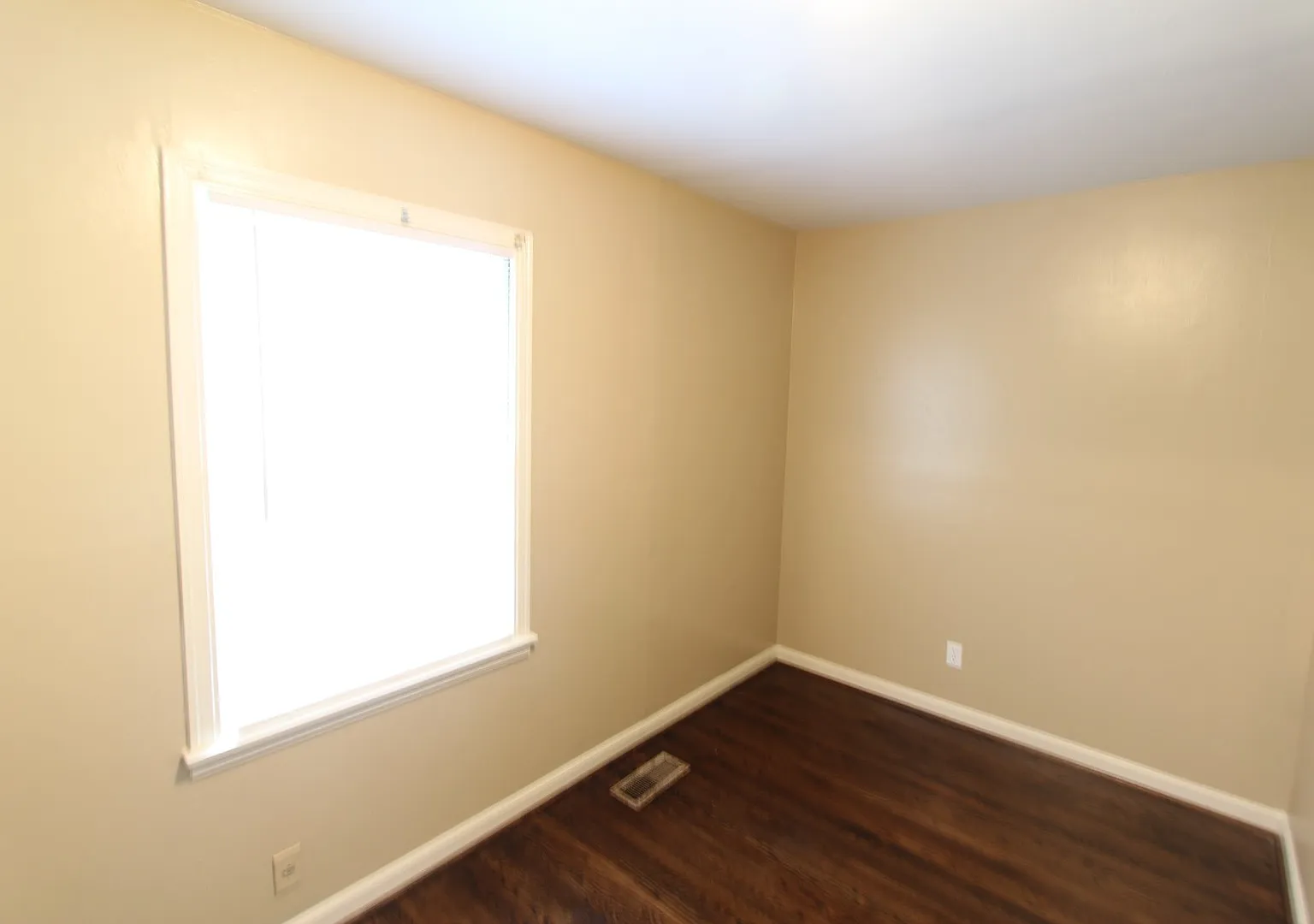 New On The Market With Great Features! Large 3 Bedroom Plus Den!! — Photo 4