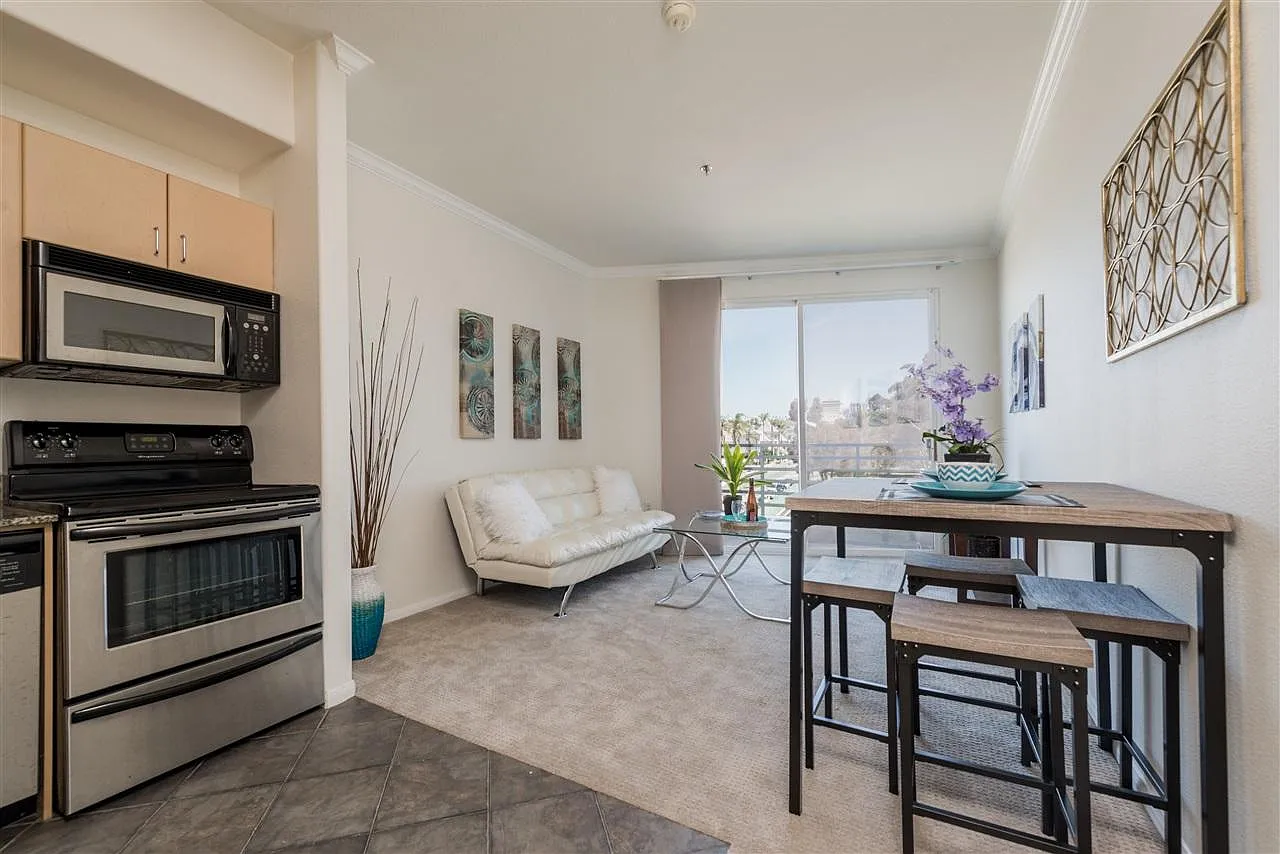 Studio, 450 sqft, $1,989 — Photo 2