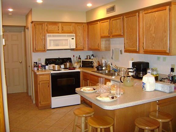 Renovated kitch w/breafast bar