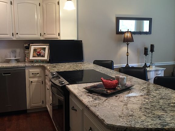 4th image of 369 Glenwood Dr