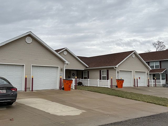 1st image of 911 N Riverside Dr #7