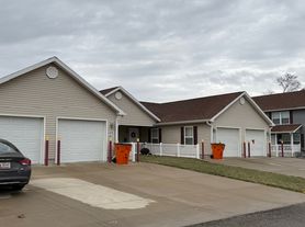 911 N Riverside Dr