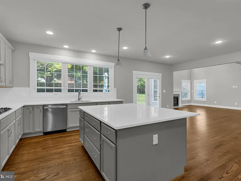 2233 N Underwood St — Photo 20