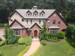 113 Schoolhouse Ln, Roslyn Heights, NY 11577