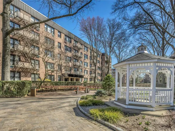 6 Birchwood Court #2M, Mineola, NY 11501