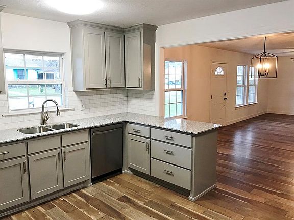 3rd image of 210 Dogwood Ln