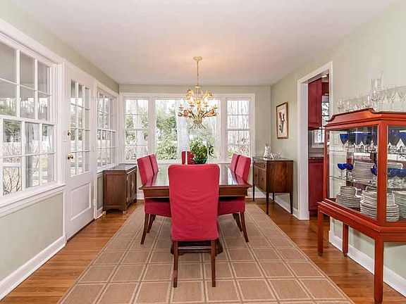 5 dining-room-p550964.jpg