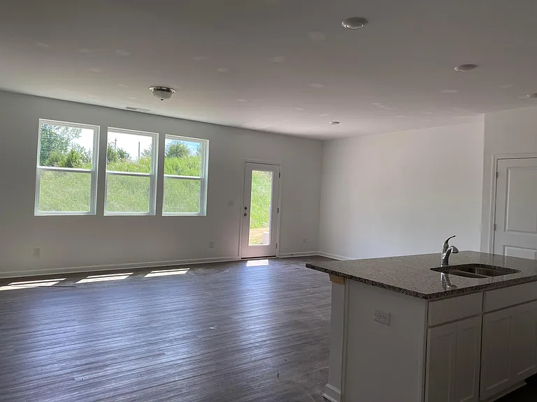 5930 Lyon St — Photo 5