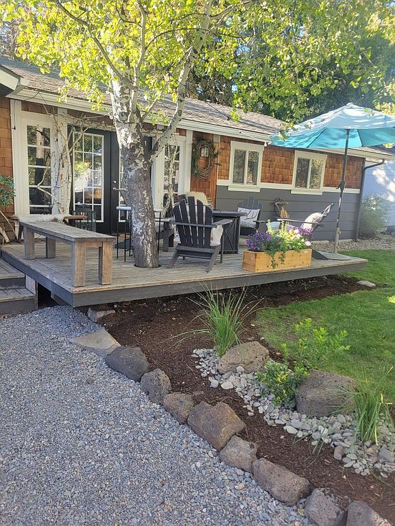 653 NE 12th St - Property Image