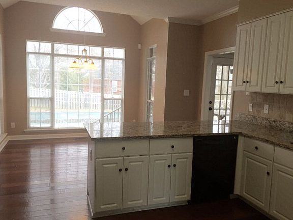 3rd image of 4569 Aylesbury Ct