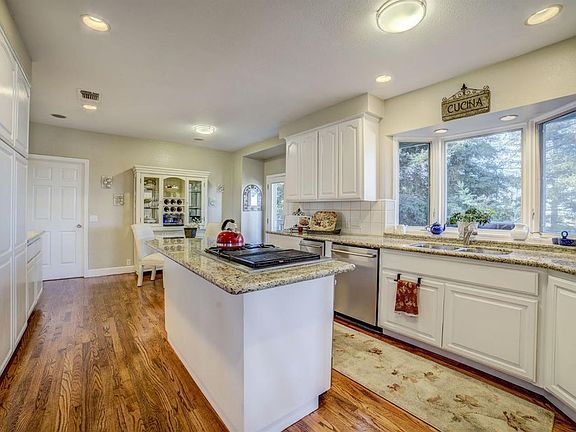 5th image of 3447 Woodleigh Ln