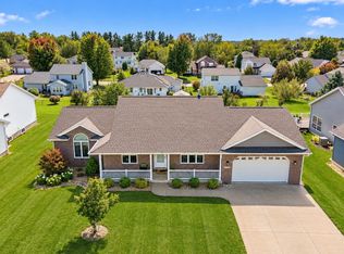 2395 Wolf Run, Hiawatha, IA 52233