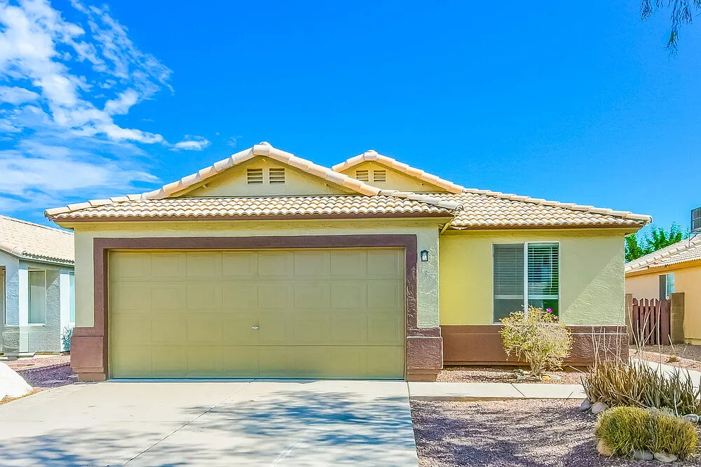3 bed, 2.0 bath, 1368 sqft, $1,905 — Photo 1