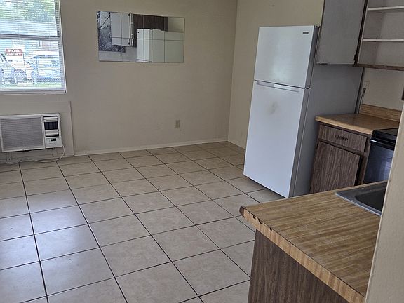 5th image of 2810 Anthony Dr APT B