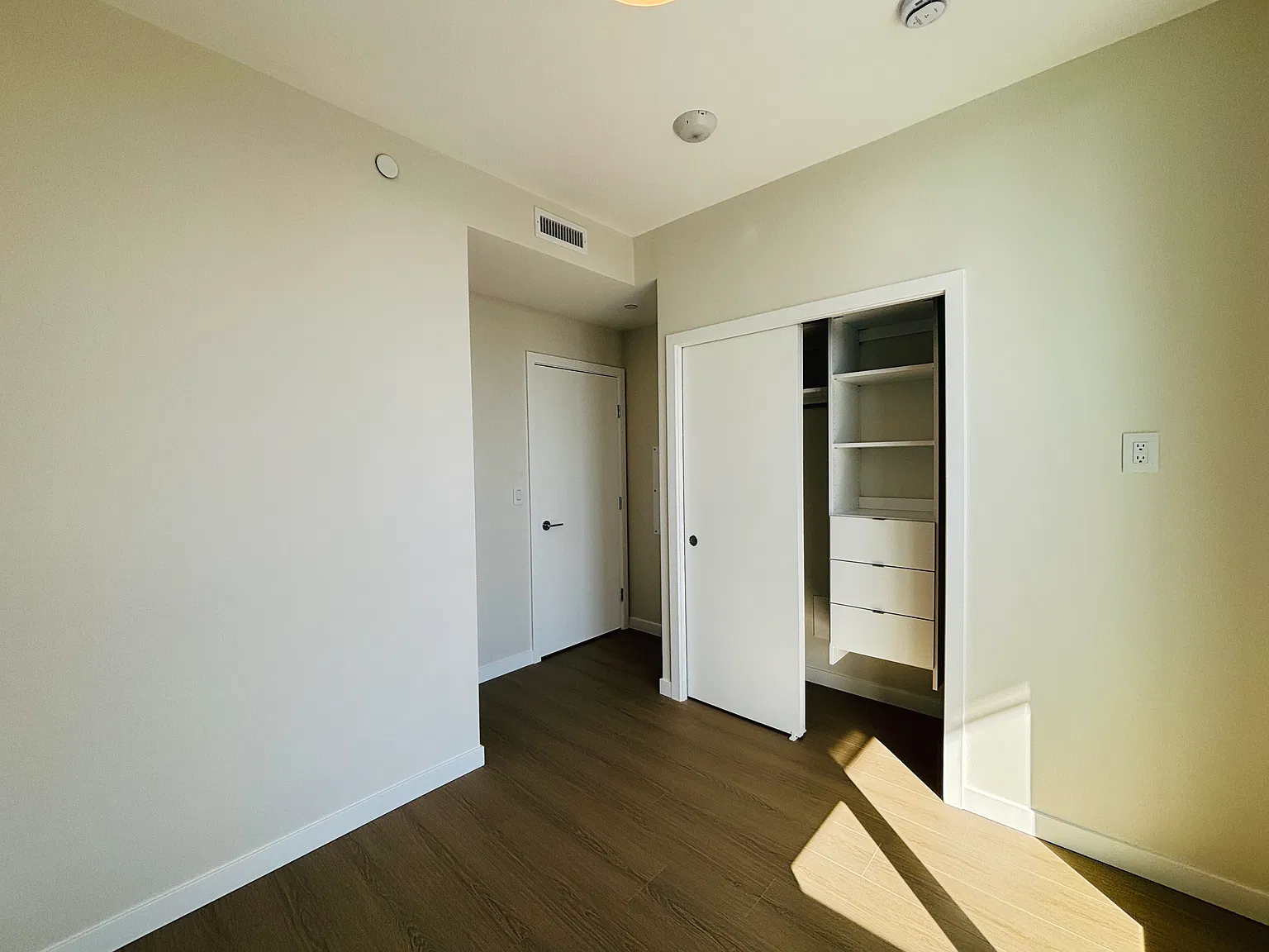 1 bed, 523 sqft, $2,300 — Photo 3