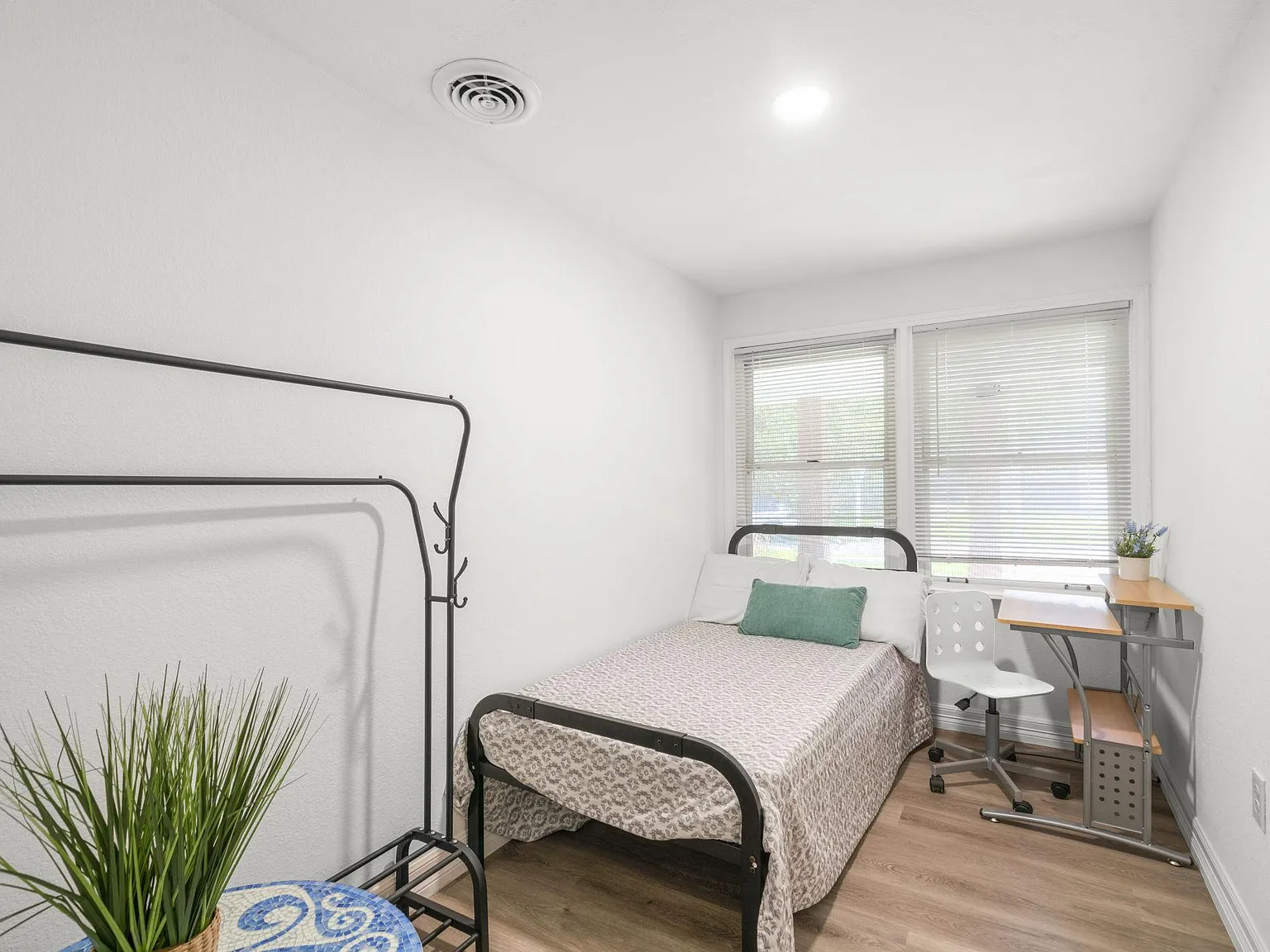 4 bed, 2.0 bath, 1700 sqft, $819 — Photo 2