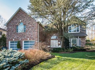 10 Eastwoods Ct, Roslyn, NY 11576