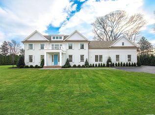 124 Walnut Ln, Manhasset, NY 11030