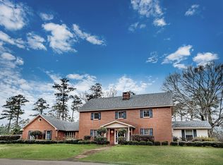 451 Oak St NW, Magee, MS 39111