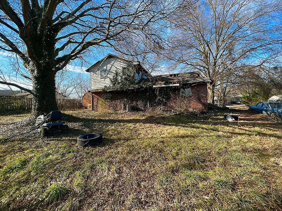 2nd image of 810 Cresthill Rd