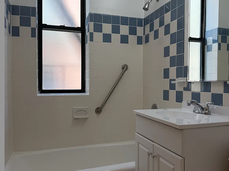 403 W 40th St #3FE — Photo 10