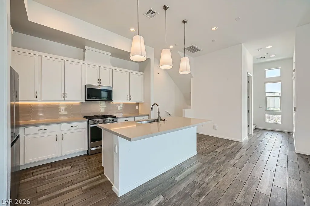 3 bed, 4.0 bath, 2364 sqft, $3,800 — Photo 1