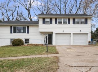 2704 29th St, Bettendorf, IA 52722