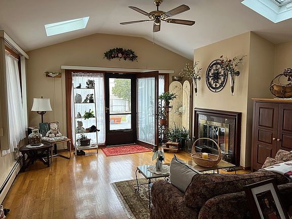 3rd image of 1740 Arden Ave