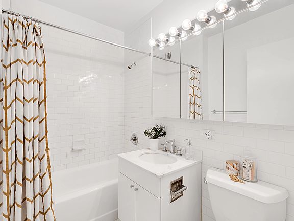 4th image of 99 John St APT 1122