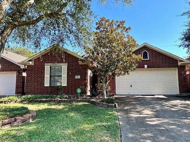 1st image of 307 Live Oak Ln