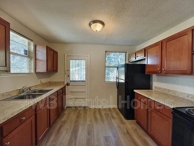 1593 W 21st St — Photo 3
