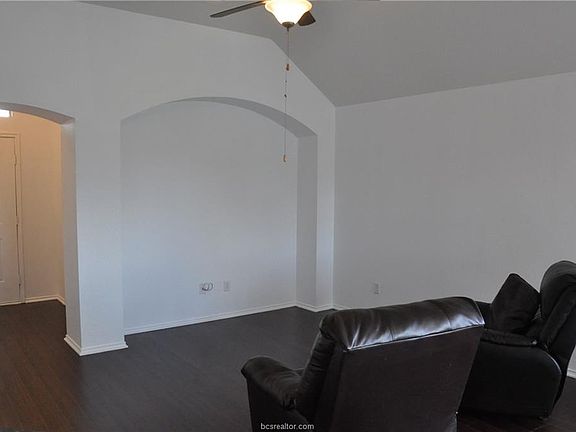 4th image of 15132 Pidmont Ln