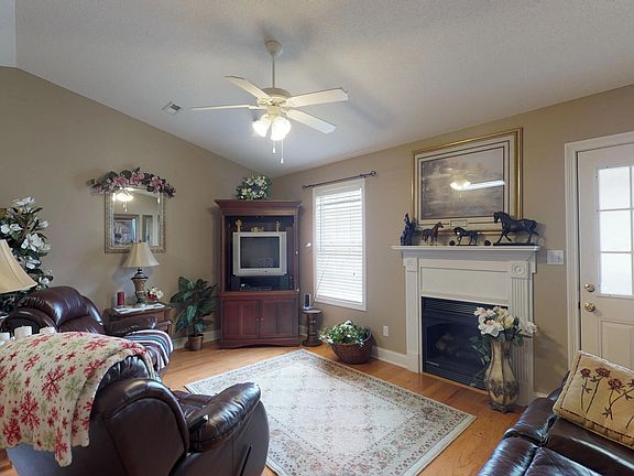 4th image of 712 Graham Way