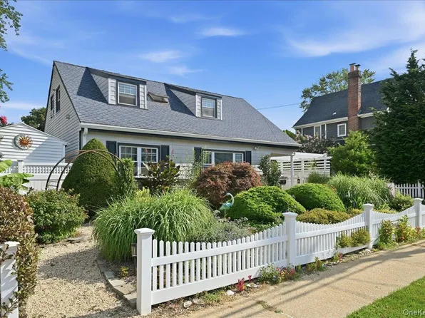 25 Rhode Island Avenue, Massapequa, NY 11758