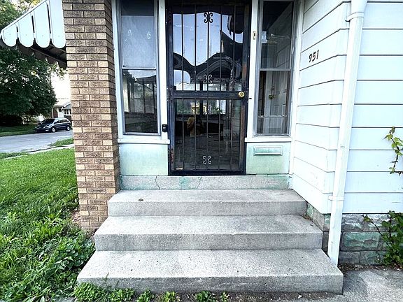 3rd image of 951 N Bradley Ave