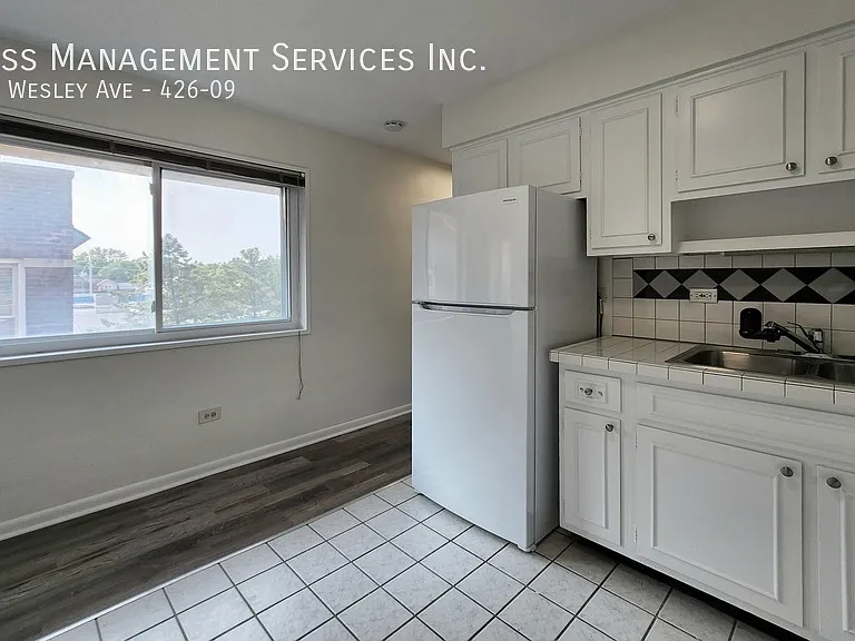 426 Wesley Ave #9 — Photo 2