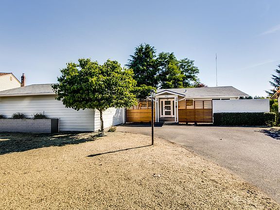 2nd image of 3127 N Claremont Pl