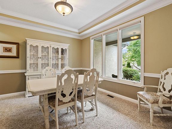 5th image of 560 Pinegrove Pl