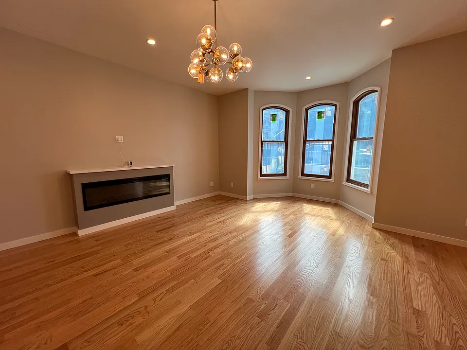 1009 S Van Ness Ave