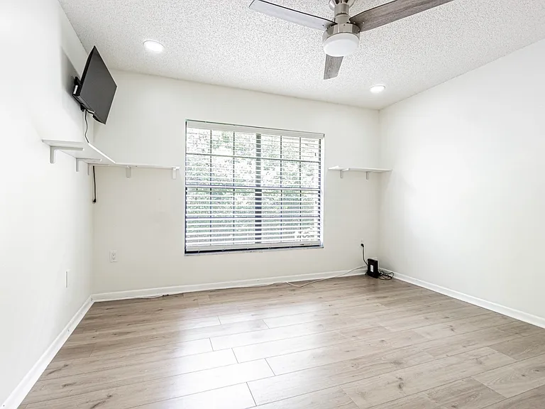 3345 Crystal Ct E #H — Photo 8